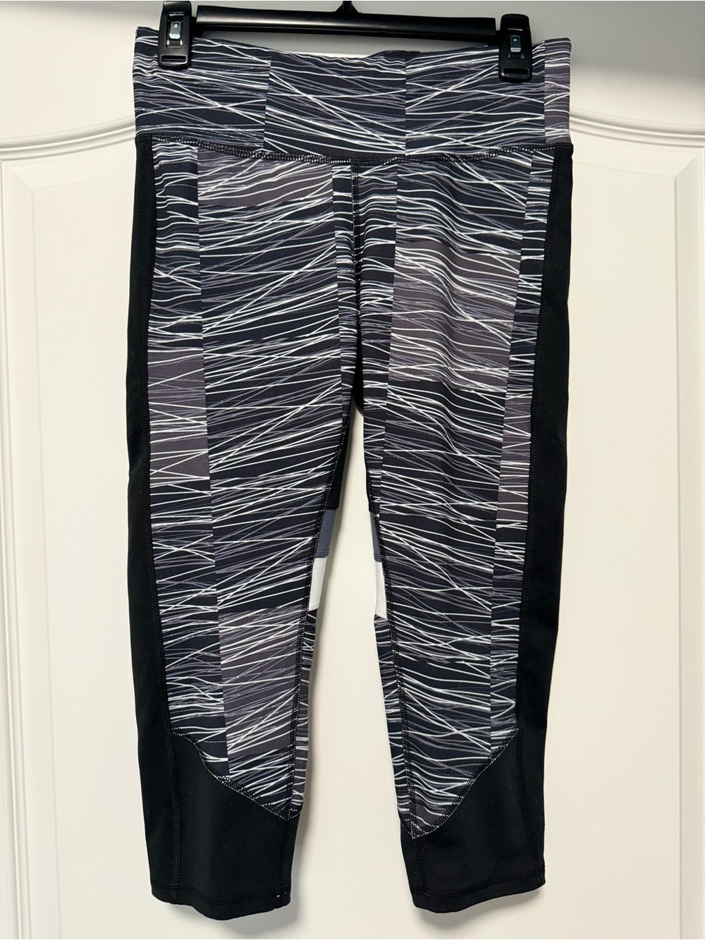 C9 Champion Women’s M Capri Leggings Black Gray Print High Rise Workout Athletic
